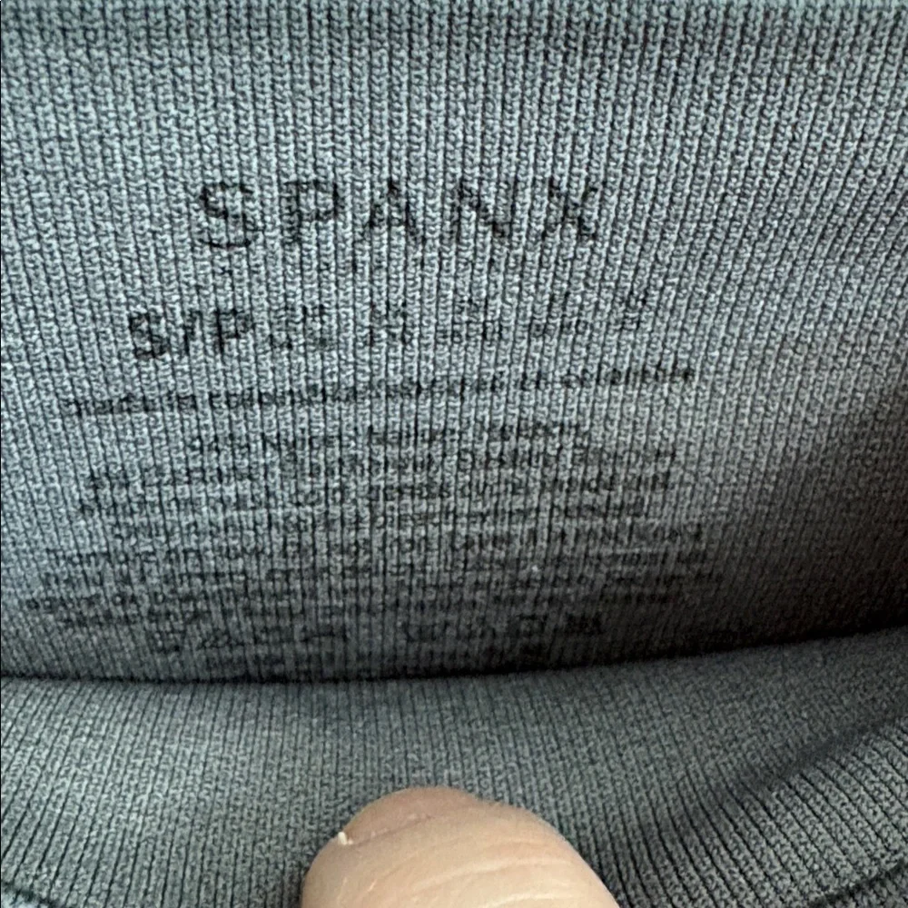 SPANX Look At Me Now seamless leggings feature a gray camo print size small